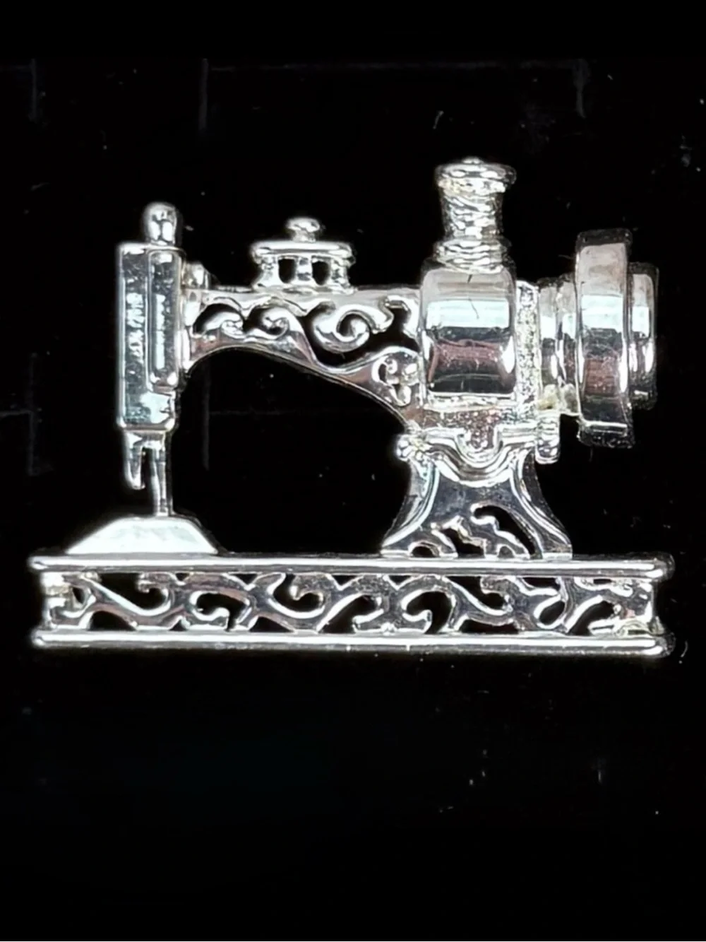 Silvertone Sewing Machine Brooch Pin